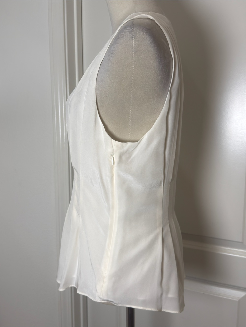 Joie Ivory Sleeveless V-Neck Button-Front Pleated Sleeveless Silk Blouse - Picture 4 of 11